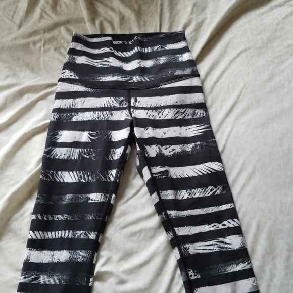 Lululemon Wunder Under - Picture 1 of 2